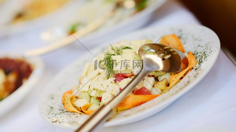 食材配送批发价格背后的秘密：揭秘计算公式与影响因素